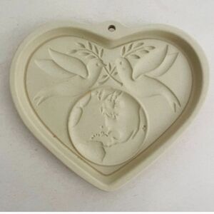 The Pampered Chef Prace on Earth Heart Cookie Mold